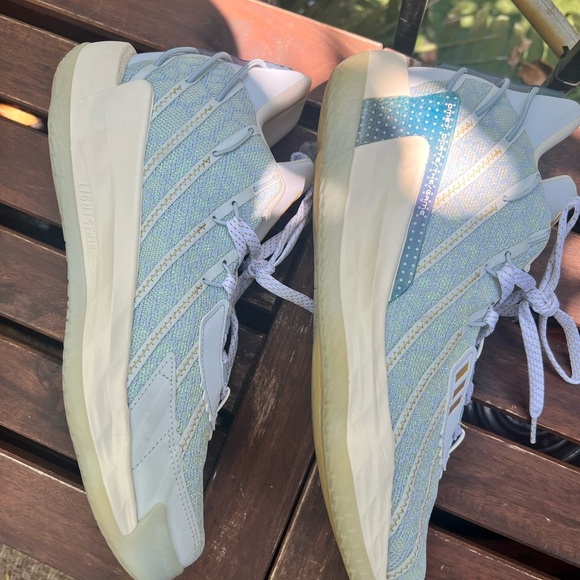 Size 10 adidas Dame 7 Christmas Pack is a special edition sneaker - Picture 13 of 13